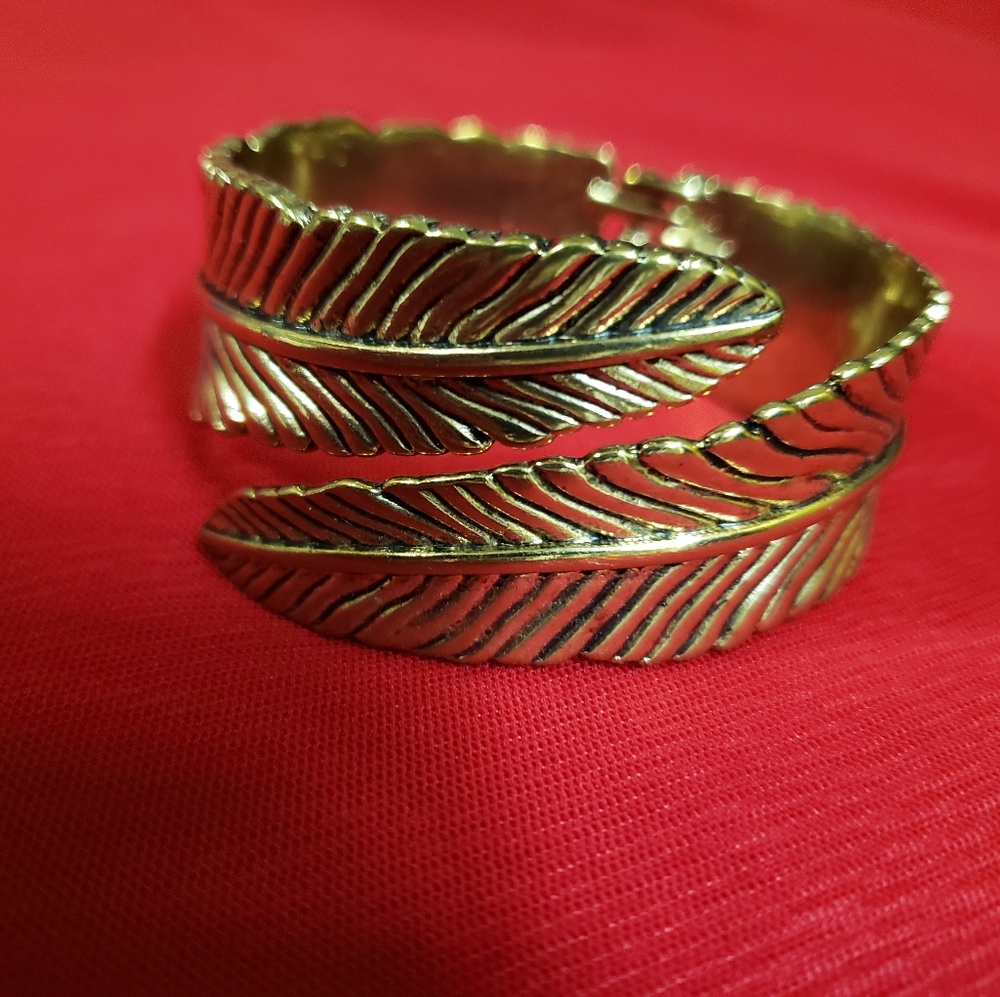 Nothing but Gorgeous leaf bracelet in gold